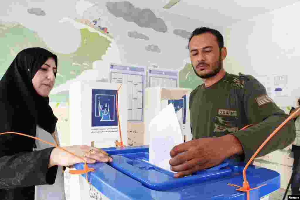 پولنگ اسٹیشن میں موجود ایک شخص اپنا ووٹ ڈال رہا ہے