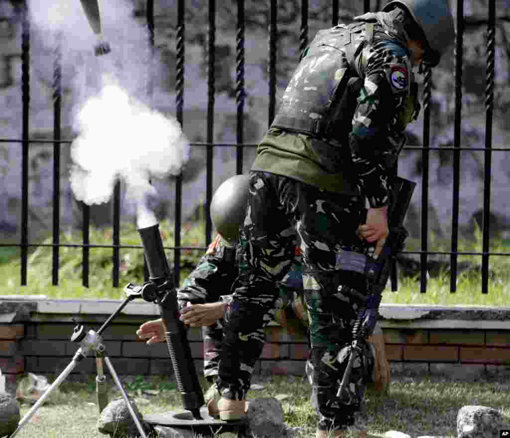 Government troops fire mortars during renewed fighting between government forces and Muslim rebels, who have taken scores of hostages, in Zamboanga city in the southern Philippines, Sept. 16, 2013. 