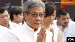 លោក អ៊ុង ជិនណារី​ ធ្លាប់​ទទួលបាន​អាហា​រូប​ករណ៍​ពី​មូលនិធិ Asia Foundation និង​អាហារូបករណ៍​ពី​រដ្ឋាភិបាល​ខ្មែរ​ក្នុង​សម័យ​សង្គម​រាស្ត្រ​និយម ដើម្បី​បន្ត​ការសិក្សា​ផ្នែក​សិល្បៈ​តន្ត្រី​នៅ​ទីក្រុង​ New York។
