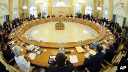 Suasana konferensi meja bundar pertemuan puncak G-20 di Istana Constantine, St. Petersburg, Rusia (5/9).