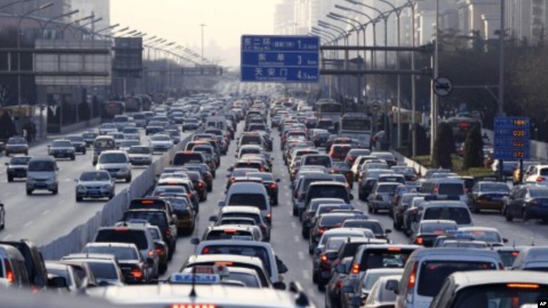 Kemacetan lalu lintas pada jam sibuk di hari kerja di Beijing. (Foto: Dok)