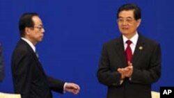 2011年4月15日日本前首相福田康夫和中国国家主席胡锦涛(右)在博鳌亚洲论坛