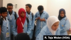 Para siswa peserta workshop Nanosains dan Nanoteknologi mengikuti sesi penelitian di laboratorium Pusat Penelitian Nanosains dan Nanoteknologi (Foto: VOA/R. Teja Wulan)