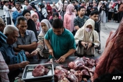 Para pembeli rela antre untuk membeli daging menjelang bulan puasa Ramadan di Banda Aceh, 27 Februari 2025, . (YASUYOSHI CHIBA/AFP)