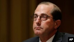 El Secretario de Salud y Servicios Humanos de EE.UU., Alex Azar, reconoció que no hubo reunificaciones recientes de niños migrantes separados de sus padres en la frontera, y afirmó que "menos de 3.000" de esos menores continúan detenidos en instalaciones del gobierno.