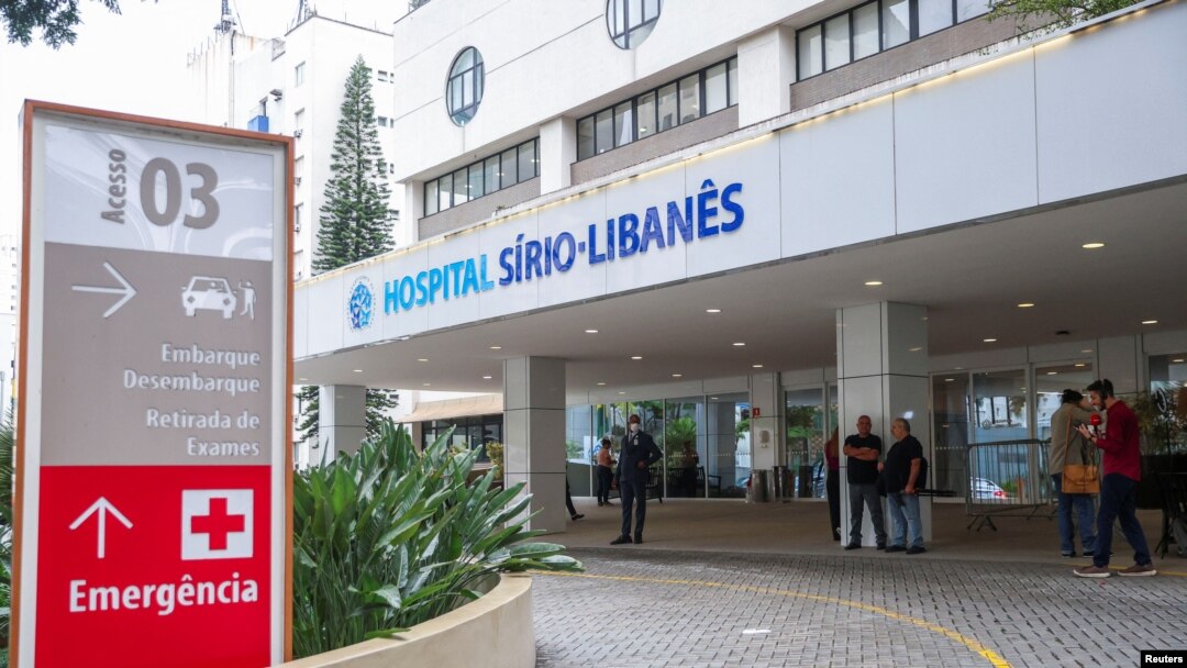 La gente se encuentra fuera del Hospital Sirio-Libanes, donde el presidente de Brasil, Luiz Inácio Lula da Silva, fue ingresado para una cirugía después de una lesión en la cabeza, en Sao Paulo, Brasil, el 10 de diciembre de 2024. REUTERS