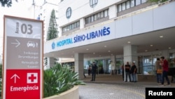 La gente se encuentra fuera del Hospital Sirio-Libanes, donde el presidente de Brasil, Luiz Inácio Lula da Silva, fue ingresado para una cirugía después de una lesión en la cabeza, en Sao Paulo, Brasil, el 10 de diciembre de 2024. REUTERS