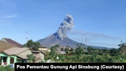 Gunung Sinabung di Kabupaten Karo, Sumut, erupsi dengan mengeluarkan abu vulkanis setinggi 1.500 meter, Minggu 23 Agustus 2020. (Foto: Courtesy/Pos Pemantau Gunung Api Sinabung)