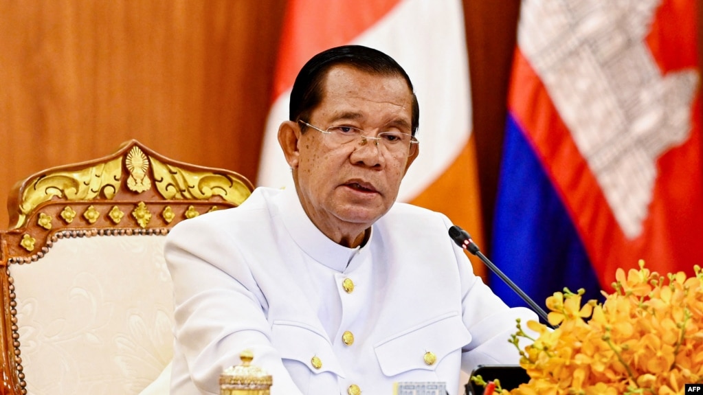 រូបឯកសារ៖ ប្រធាន​ព្រឹទ្ធសភាជាតិ​លោក ហ៊ុន សែន ថ្លែងនៅក្នុង​សម័យ​ប្រជុំ​មួយ នៅ​វិមាន​ព្រឹទ្ធសភា ក្នុង​រាជធានីភ្នំពេញ កាលពីថ្ងៃទី៣ ខែមេសា ឆ្នាំ២០២៤។ (Photo by Handout / Cambodia Senate / AFP)