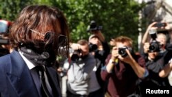 L'acteur Johnny Depp arrive à la Haute Cour de Londres, en Grande-Bretagne, le 7 juillet 2020.