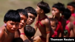 En la imagen miembros del grupo indígena Yanomami, en Alto Alegre, Brasil, que es el país con mayor número de contagio de coronavirus en Latinomérica.