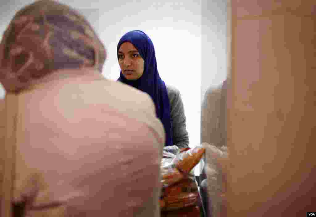 A volunteer at the conference hands out campaign literature for presidential hopeful and independent Islamist candidate Abdel Moneim Aboul Fotouh. (Y. Weeks/VOA)