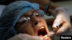 Nha sĩ khám răng cho một bệnh nhân