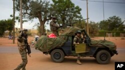 Des soldats français près de Sévaré