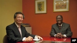UN Secretary General's Special Representative in Ivory Coast, Young-jin Choi (l) and President Alessane Ouattara at the Golf Hotel in Abidjan (file photo)