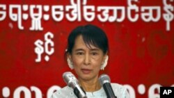 ທ່ານນາງ Aung San Suu Kyi ຜູ້ນໍາພັກສັນນິບາດແຫ່ງຊາດເພື່ອປະຊາທິປະໄຕໃນມຽມາ ກ່າວຄໍາປາໃສ ຕໍ່ພວກສະມາຊິກຊາວໜຸ່ມຂອງພັກ NLD ທີ່ນະຄອນຢາງກຸ້ງ, ວັນທີ 8 ກຸມພາ 2011.