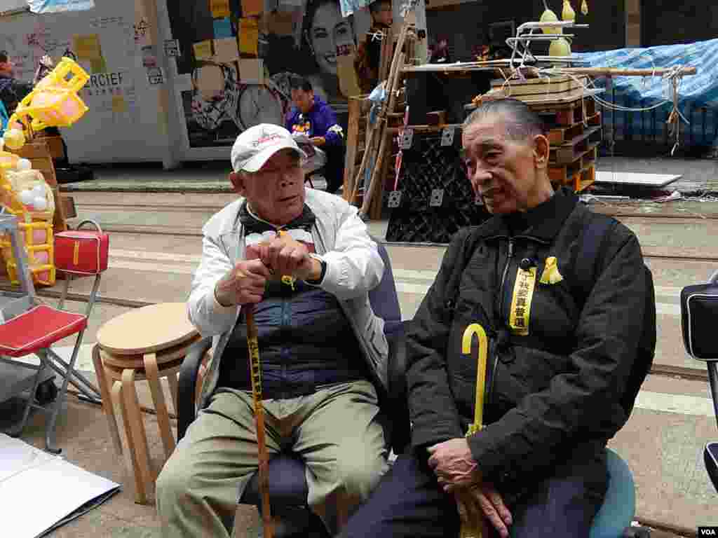 90-year-old Mr. Wong and 79-year-old Mr. Ng are among the last group of occupiers at Causeway Bay, Hong Kong, Dec. 15, 2014. (Iris Tong/VOA)