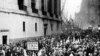 1929年10月24日的股市崩盘引发人们涌向位于曼哈顿的华尔街