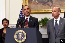 President Barack Obama, flanked by Attorney General Loretta Lynch (l) and Homeland Security Secretary Jeh Johnson, speaks in the Roosevelt Room of the White House in Washington, Nov. 25, 2015.