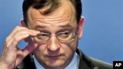 Petr Necas, mengundurkan diri sebagai perdana menteri Republik Ceko dan sebagai ketua Partai Civic Demokrat (ODS) dalam pertemuan dewan eksekutif ODS di Praha, Republik Ceko (17/6).
