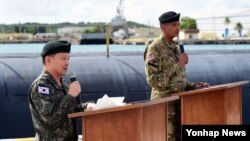 이순진 한국 합동참모본부 의장(왼쪽)과 빈센트 브룩스 미한 연합사령관이 1일 태평양 괌 기지를 방문해 공동기자회견을 하고 있다.