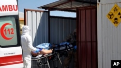 Turkish experts evacuate a victim of a suspected chemical weapons attacks in the Syrian city of Idlib, at a local hospital in Reyhanli, Turkey, April 4, 2017.