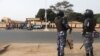 Des policiers anti-émeutes montent la garde avant une manifestation devant le Collège Saint Joseph à Lomé, au Togo, le 28 février 2020. REUTERS/Luc Gnago