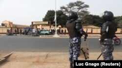 Des policiers anti-émeute montent la garde alors qu'ils tentent d'empêcher les manifestants de se rassembler devant le Collège Saint Joseph à Lomé, au Togo, le 28 février 2020.