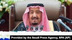 Raja Arab Saudi Salman menyampaikan pidato utama di Riyadh, hari Senin (19/11). 