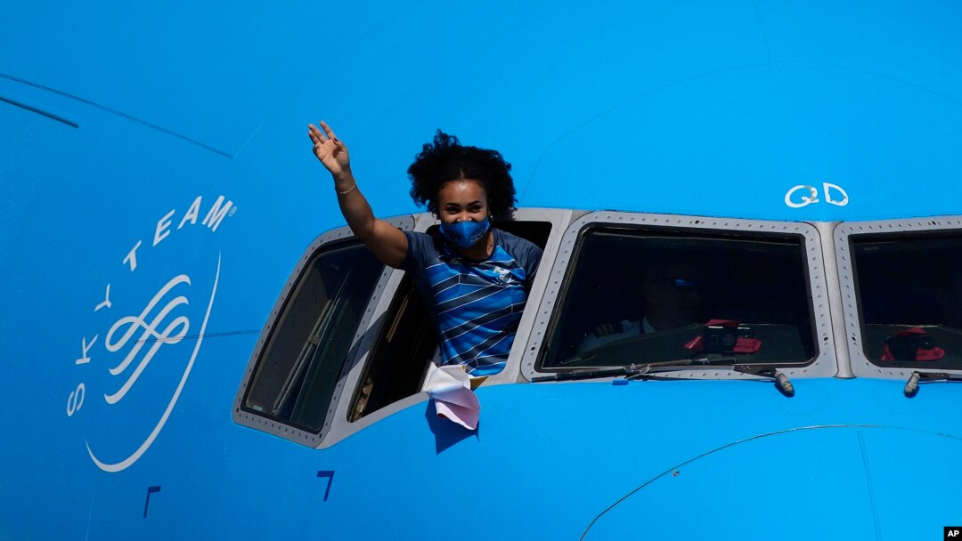 ARCHIVO - La pesista ecuatoriana Neisi Dajomes saluda desde la cabina de un avión al volver a su país el 4 de agosto de 2021, luego de ganar el oro en los Juegos Olímpicos de Tokio.