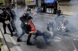 La policía choca con manifestantes que tratan de desafiar una prohibición de manifestarse en Estambul, Turquía, el Primero de Mayo de 2021.