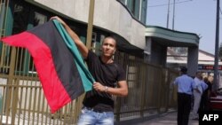Državljanin Libije koji živi u Bosni i Hercegovini slavi uspeh pobunjenika u Tripoliju ispred ambasade Libije u Sarajevu, 22. avgust 2011.