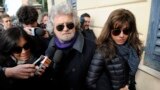 Лідер руху &quot;П&#39;ять зірок&quot;, комедійний актор Беппе Грілло з дружиною. Рух набрав на виборах 19 % голосів у палаті депутатів та 16,5% у верхній палаті.