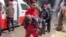Palestinos heridos son trasladados desde ambulancias al hospital Shuhada al-Aqsa en Deir Al-Balah.