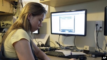 Yalangoch teleboshlovchi Elena Lander