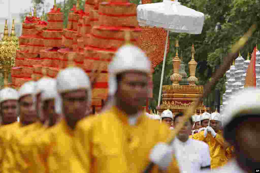 Para prajurit kerajaan membawa&nbsp; guci khusus (di kanan atas) yang berisi abu mendiang raja Kamboja Norodom Sihanouk di Istana Kerajaan dalam tiga hari upacara ritual Buddha, di Phnom Penh. &nbsp;