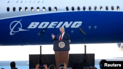 Predsednik Donald Tramp govori na predstavljanju Boingovog aviona 787-10 Drimlajner u Južnoj Karolini. 