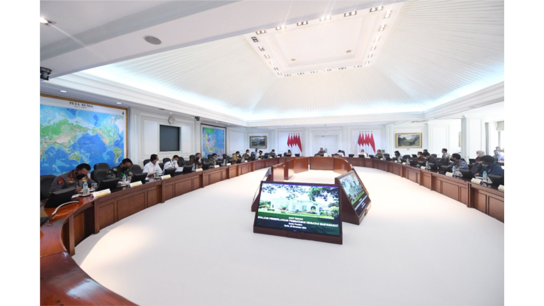 Presiden Jokowi dalam rapat terbatas di Istana Kepresidenan di Jakarta, Senin (22/11). Presiden menegaskan penerapan PPKM level 3 selama periode liburan Nataru diperlukan sebagai antisipasi untuk mencegah ledakan kasus COVID-19. (Foto: Courtesy/Biro Setp