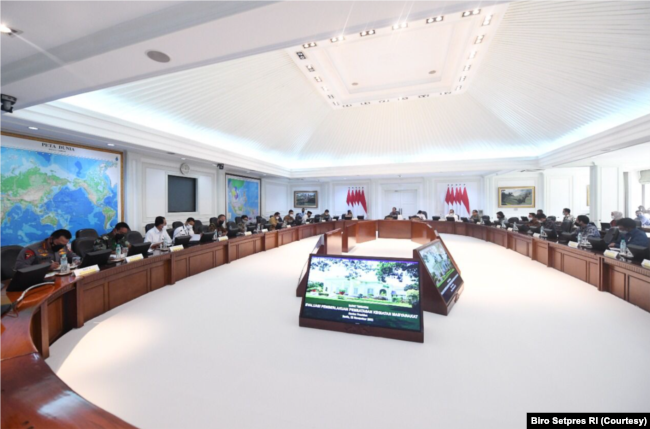 Presiden Jokowi dalam rapat terbatas di Istana Kepresidenan di Jakarta, Senin (22/11). Presiden menegaskan penerapan PPKM level 3 selama periode liburan Nataru diperlukan sebagai antisipasi untuk mencegah ledakan kasus COVID-19. (Foto: Courtesy/Biro Setp