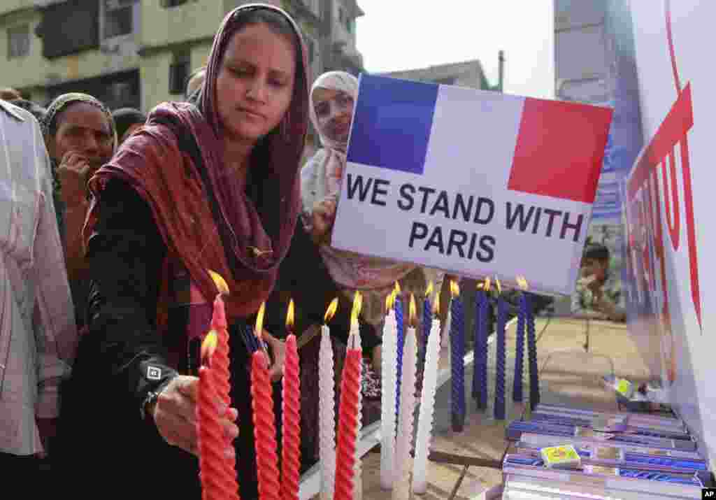 Les musulmanes indiennes expriment la solidarité avec la France à Mumbai, en Inde, 16 novembre 2015.&nbsp;