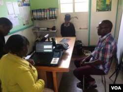 Omunye wababhalisa igama kugwalo lokuvota ...