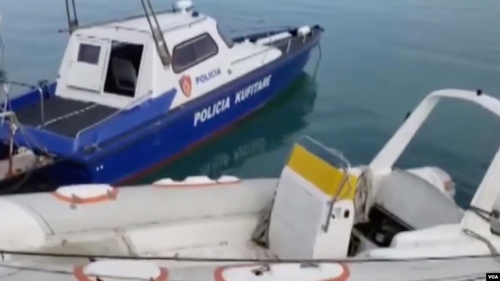 Roja bregdetare shpëton 18 migrantë , arrestohet skafisti nga Vlora