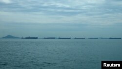 Kapal-kapal tanker tampak berlayar di Selat Singapura, 22 Mei 2016. 