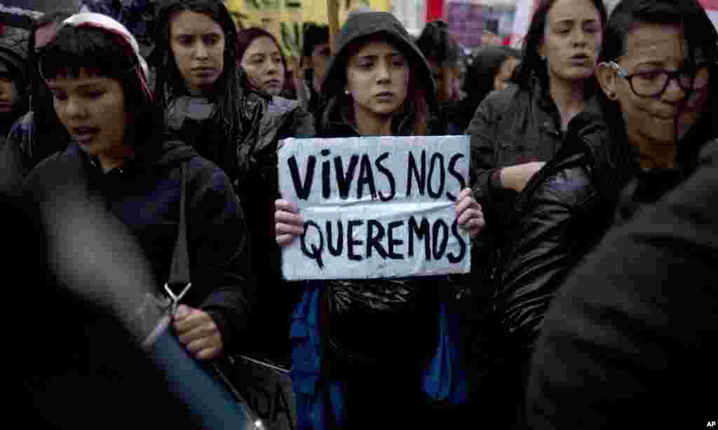 Durante la jornada en Argentina mujeres marcharon con letreros donde se leía &quot;Vivas nos queremos&quot;. Las mismas escenas se replicaron en varios países de América Latina.