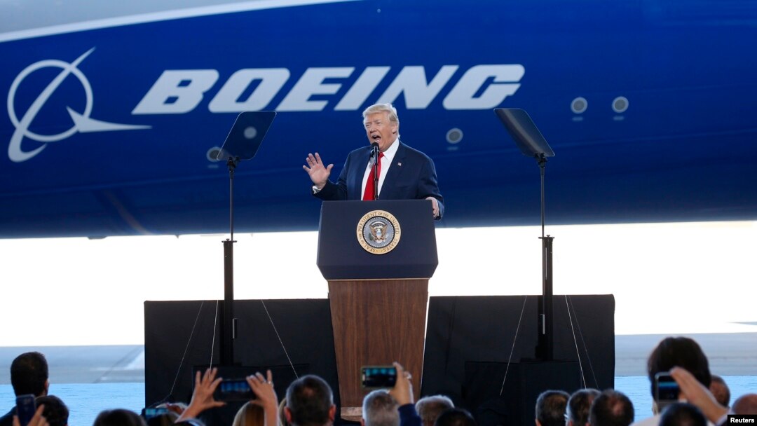 Presiden AS Donald Trump berbicara di depan para pekerja Boeing di fasilitas produksi Boeing di North Charleston, South Carolina, Jumat (17/2).