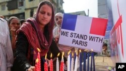 La solidaridad con los franceses se mostró de diferentes formas en todo el mundo