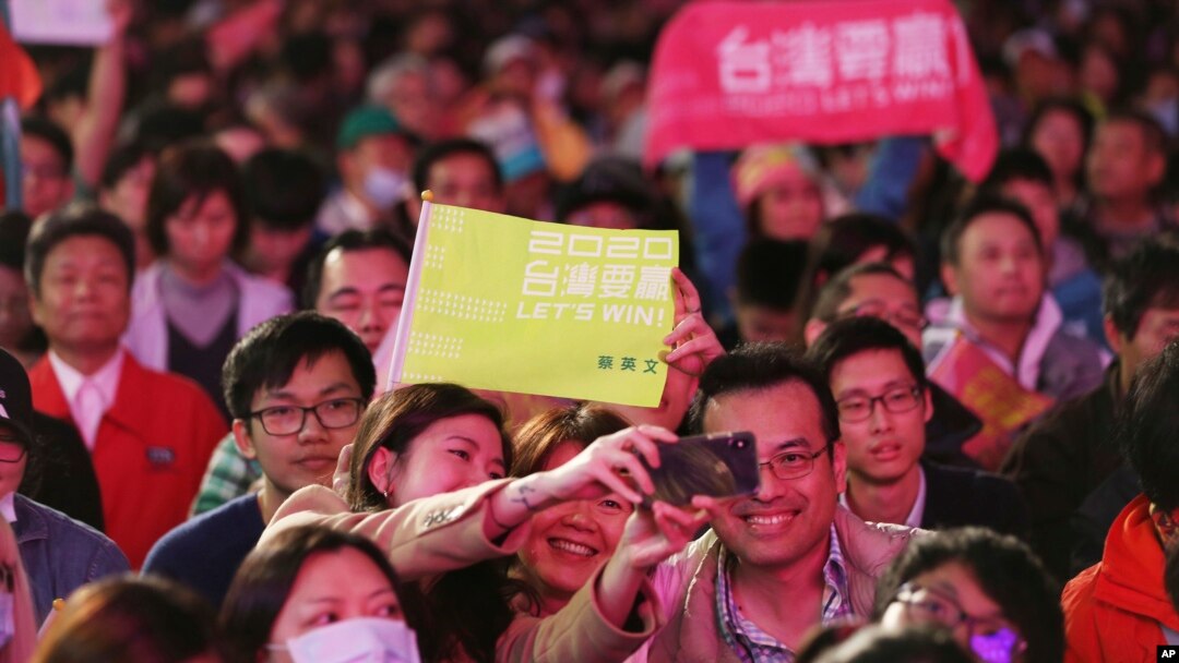 Para pendukung dari Presiden Taiwan Tsai Ing Wen berkumpul di Taipei untuk menyaksikan hasil perhitungan awal pemilu, pada 11 Januari 2020. (Foto: AP/Chiang Ying-ying)