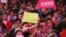 Para pendukung dari Presiden Taiwan Tsai Ing Wen berkumpul di Taipei untuk menyaksikan hasil perhitungan awal pemilu, pada 11 Januari 2020. (Foto: AP/Chiang Ying-ying)