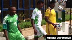 Kungiyar kwallon kafa ta Super Eagles ta Najeriya ta nunawa duniya sabbin rigunan wasanta na gasar cin kofin kwallon kafa ta duniya da za a yi a Brazil