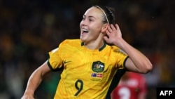 La australiana Caitlin Foord celebra después de marcar un gol ante Dinamarca en los octavos de fina del Mundial Femenino de fútbol en Sídney, Australia el 7 de agosto de 2023.